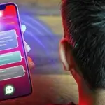 شخص يستخدم تطبيق PocketPal AI مجانًا على هاتفه لإجراء محادثة مع روبوت دردشة ذكاء اصطناعي بدون اتصال بالإنترنت.