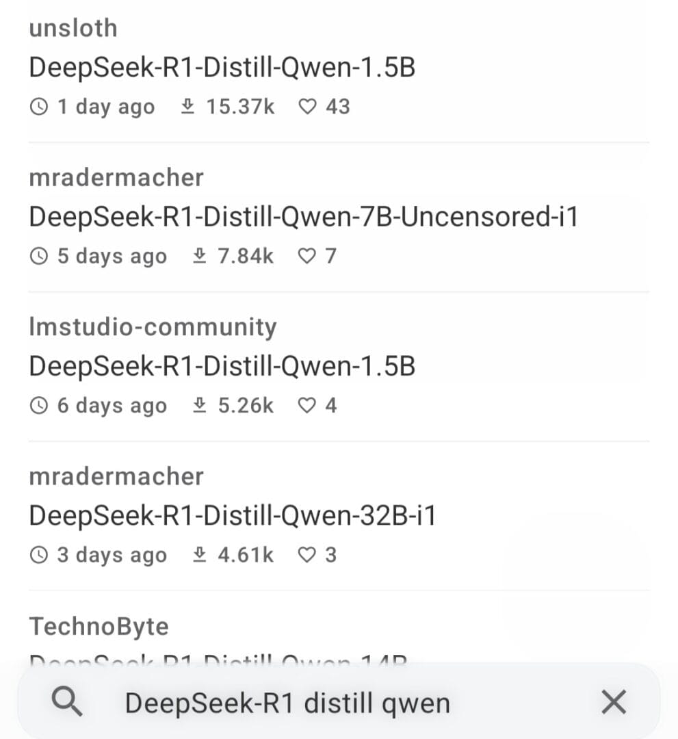 البحث عن إصدارات نموذج DeepSeek-R1 Distill Qwen في مكتبة هاجنج فيس داخل تطبيق PocketPal